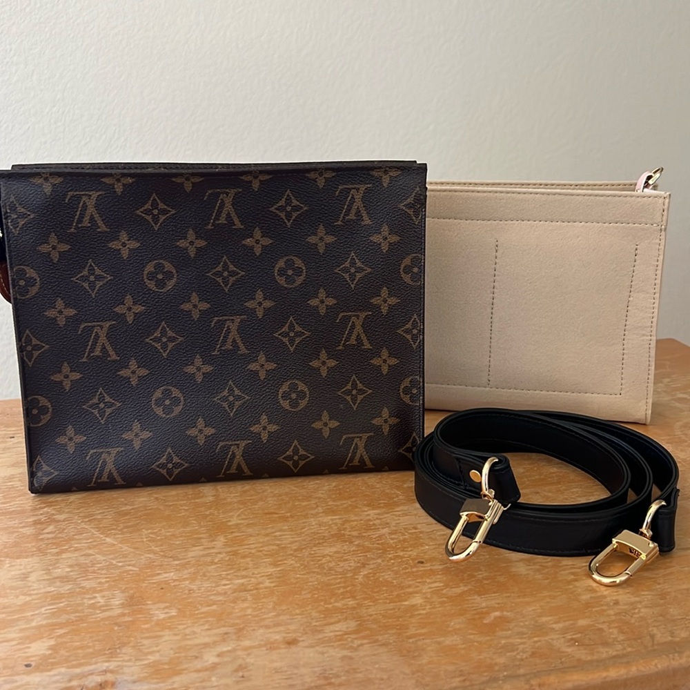 VGUC Authentic Louis Vuitton toiletry 26 with insert & strap